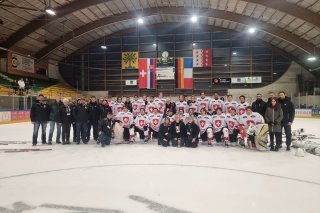 Les bénévoles de l'International Chablais Hockey Trophy posent avec l'équipe de Suisse M17 à l'issue de la 15ème et dernière édition du tournoi